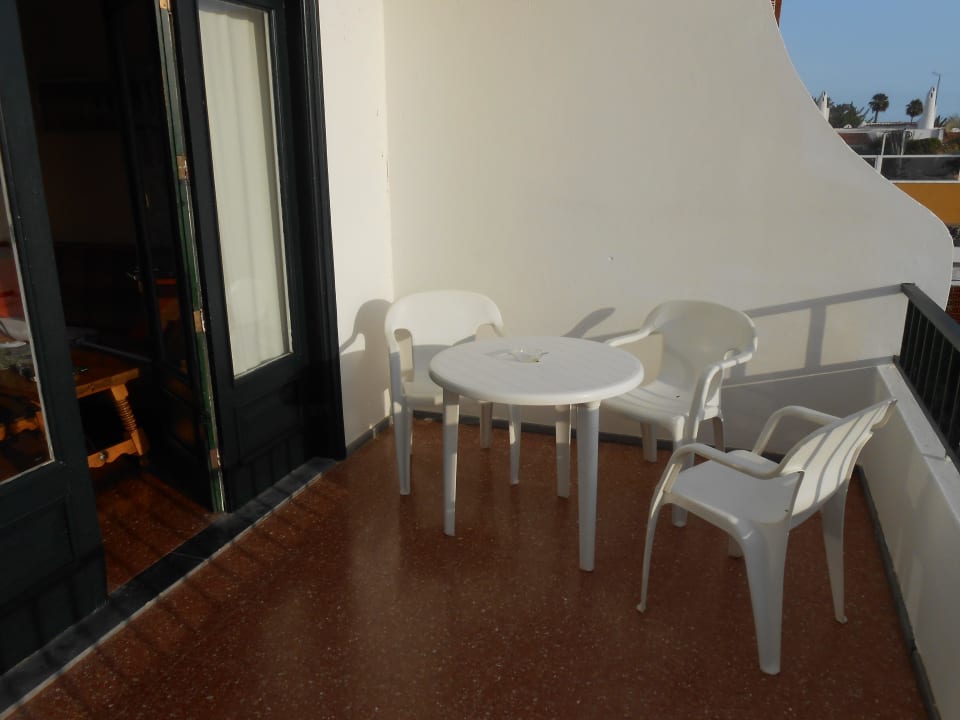 Balkon mit Tisch und drei Stühlen Apartments Beatriz