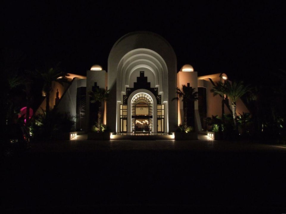 Hoteleingang bei Nacht Radisson Blu Palace Resort & Thalasso Djerba