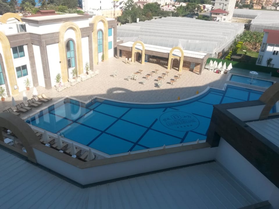 Großer Relaxpool The Lumos Deluxe Resort Hotel