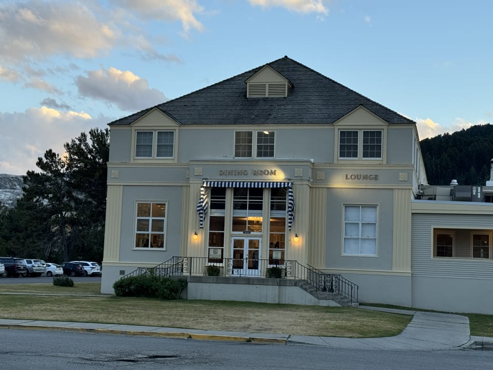 Gastro Mammoth Hot Springs Hotel