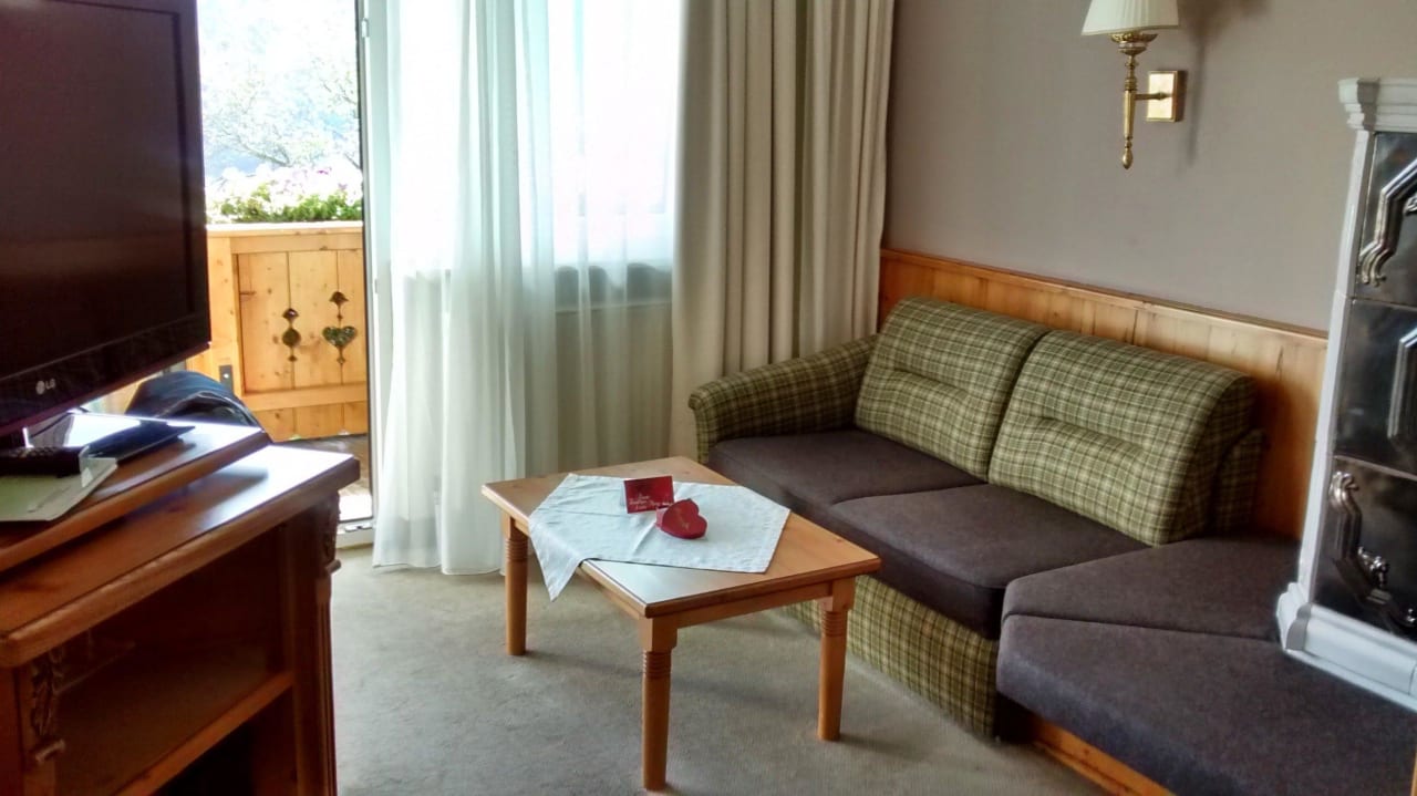 Wohnecke mit Kachelofen Wohlfühlresort Peternhof