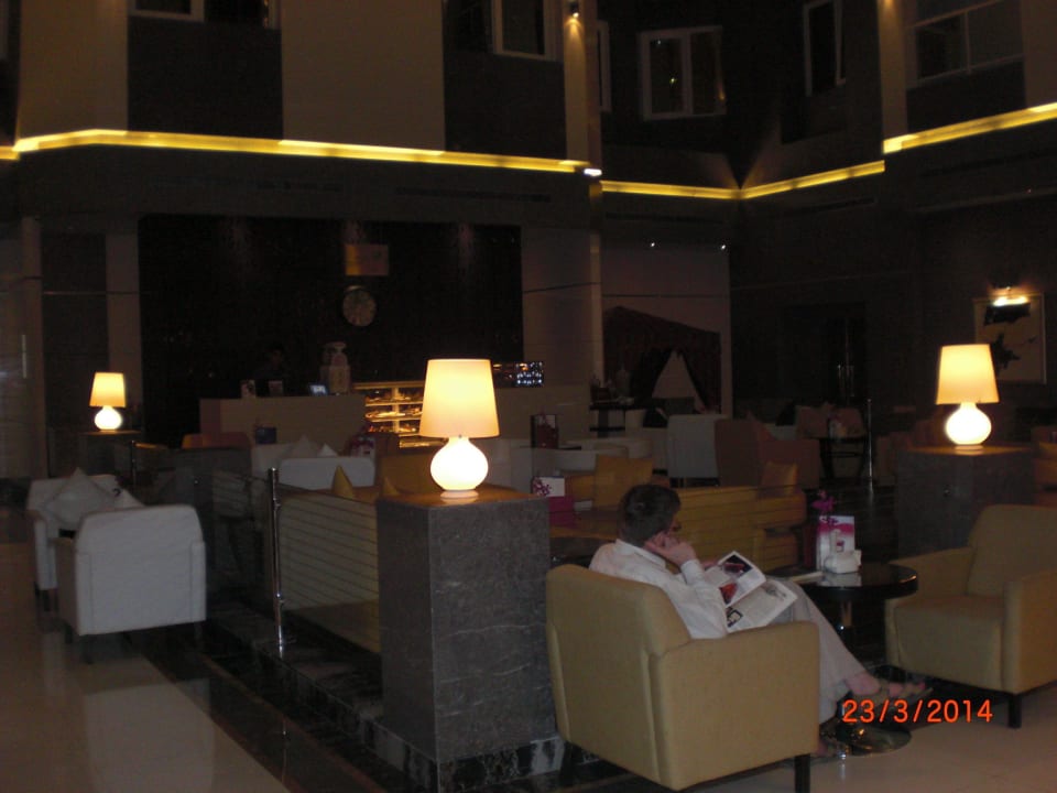 Gemütlich im Innenhof TIME Grand Plaza Hotel