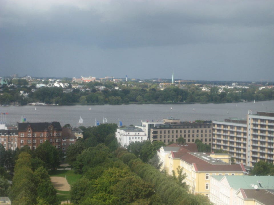 Blick aus der obersten Etage auf die Alster Motel One Hamburg-Alster