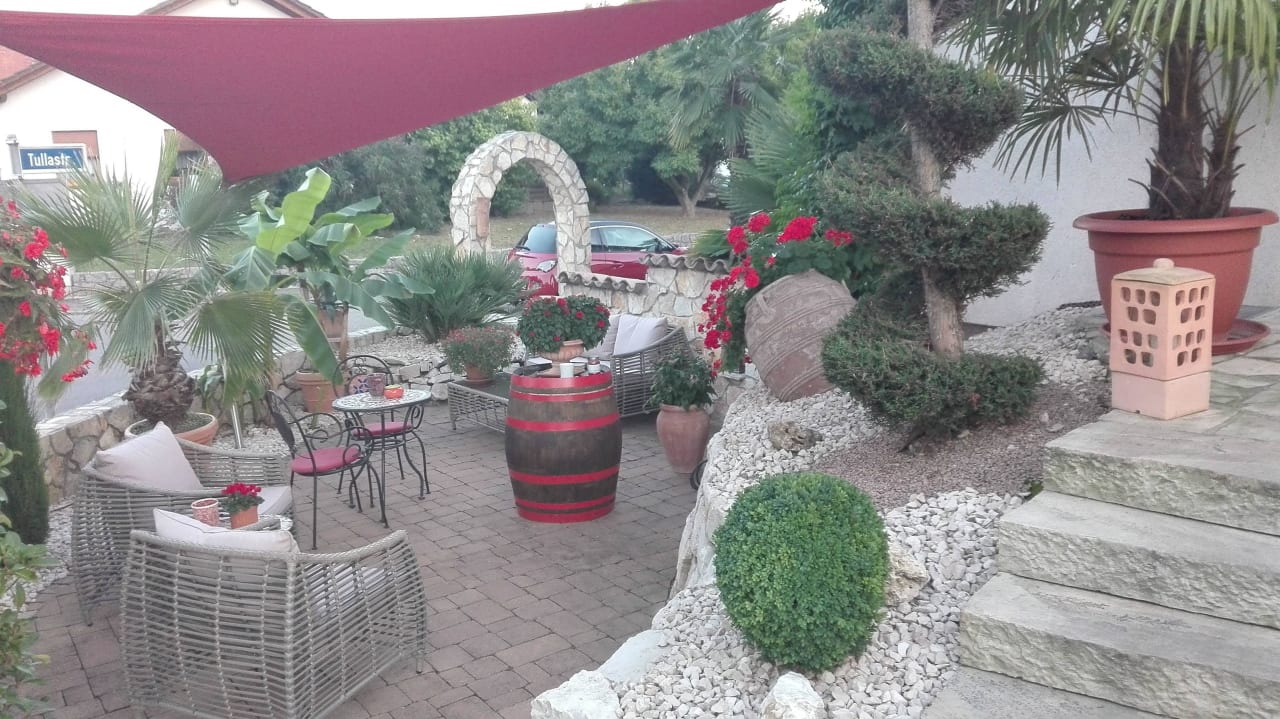 Sitzgelegenheit vor dem Apartment Apartmenthaus Casa Palma