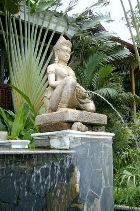 Figuren am Eingang Banana Fan Sea Resort