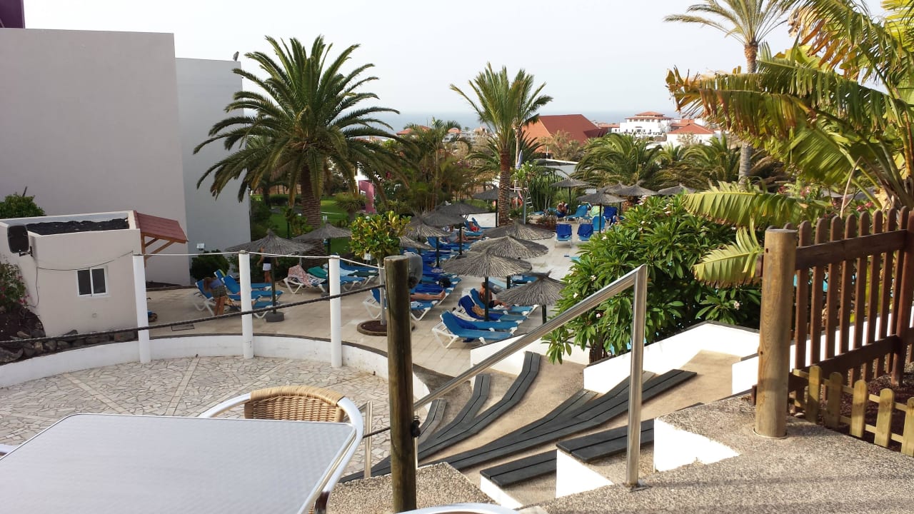 Aphitheater und Poolliegen allsun App.-Hotel Esquinzo Beach
