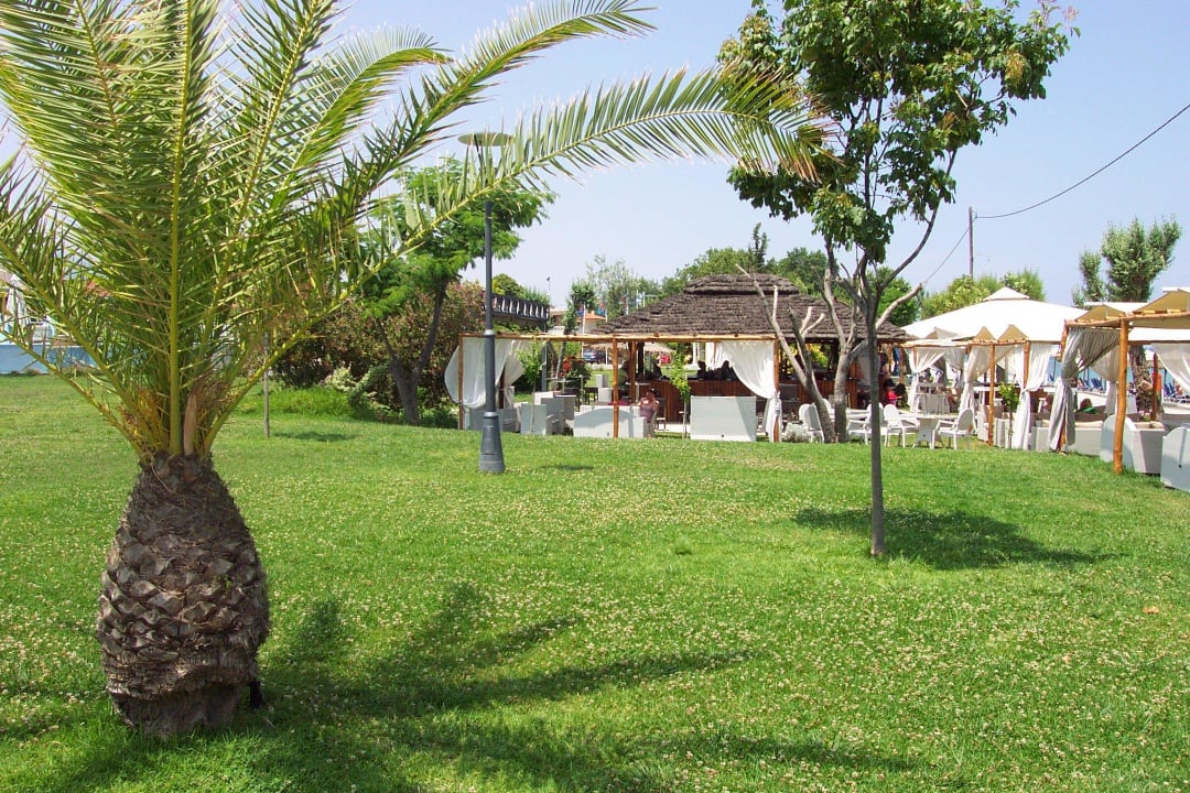 Garten mit Strandbar alltoura Club Hotel Poseidon Palace
