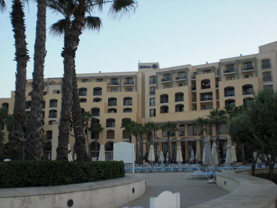 Außenansicht von der HotelRückseite (Pooseite) Hilton Malta