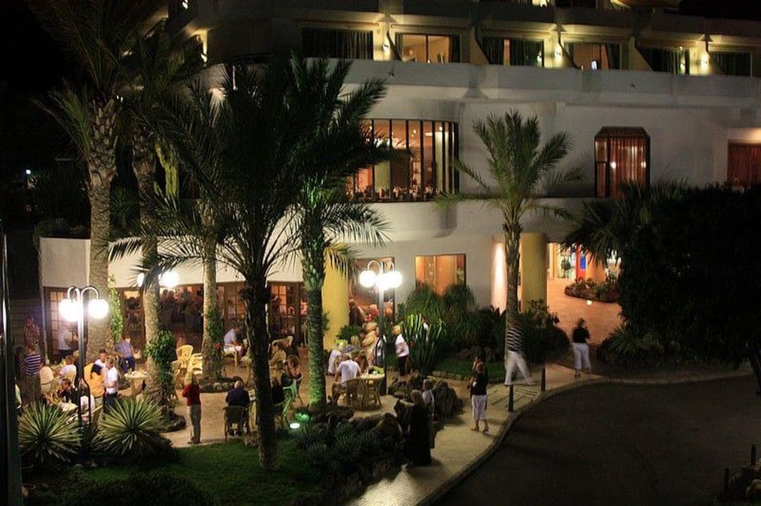 Abendstimmung im Aussenbereich vor der Hotelbar Barceló Santiago - Adults Only