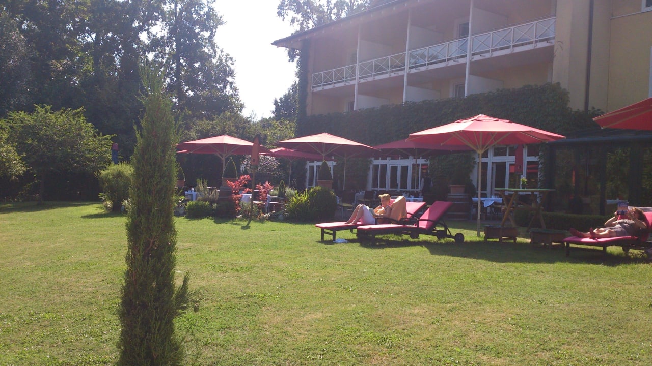 Der schöne und gut möblierte, parkähnliche Garten. MAXX by Steigenberger Deidesheim