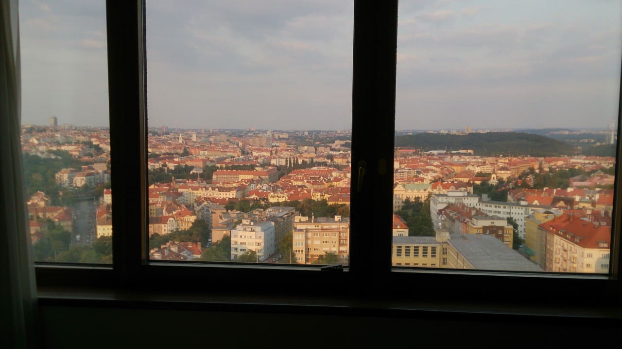 Widok z pokoju na Pragę Grand Hotel Prague Towers