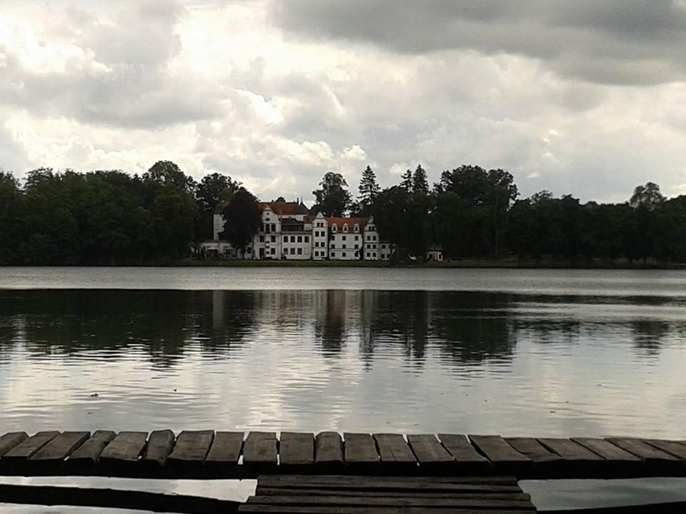 Von der anderes Seite des Sees Podewils Schlosshotel