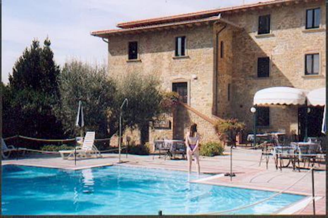 Hoteleingang und Pool Hotel Villa Paradiso