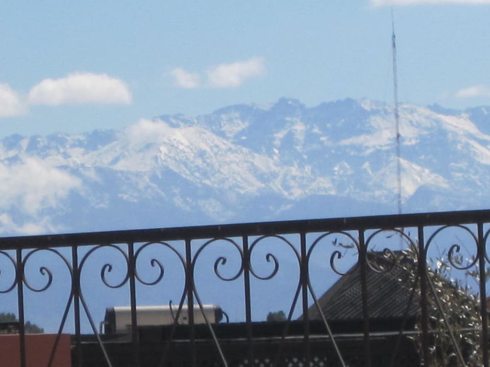 Aussicht von Terrasse auf das Atlasgebirge Djemaa El Fna Hotel Cecil