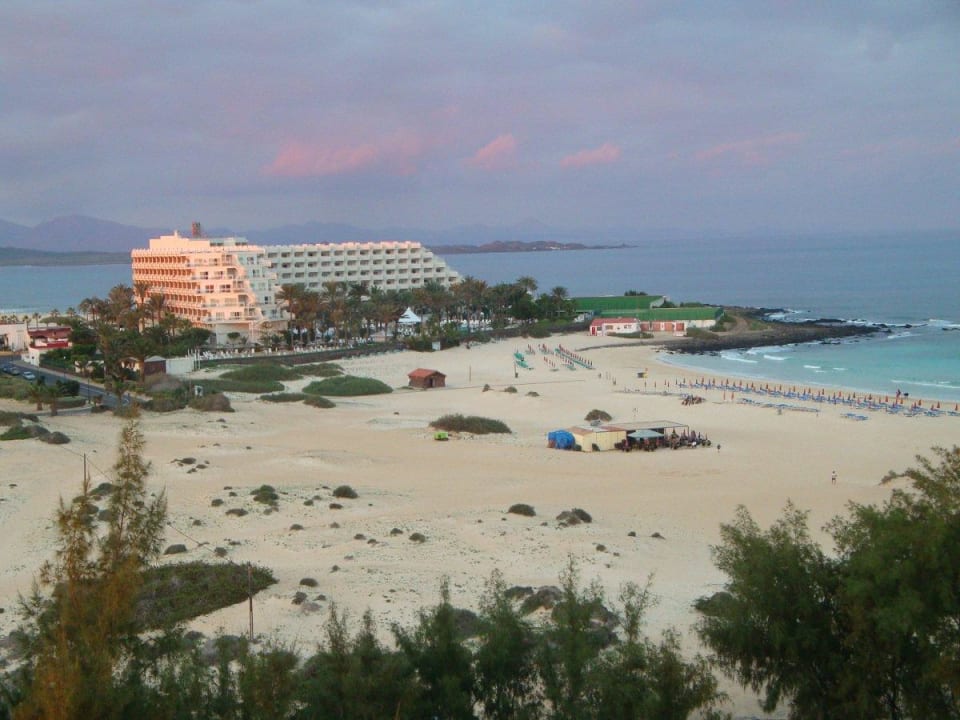 Blick von Zimmer 610 auf Hotel Riu Tres Islas Hotel Riu Oliva Beach - Hotel