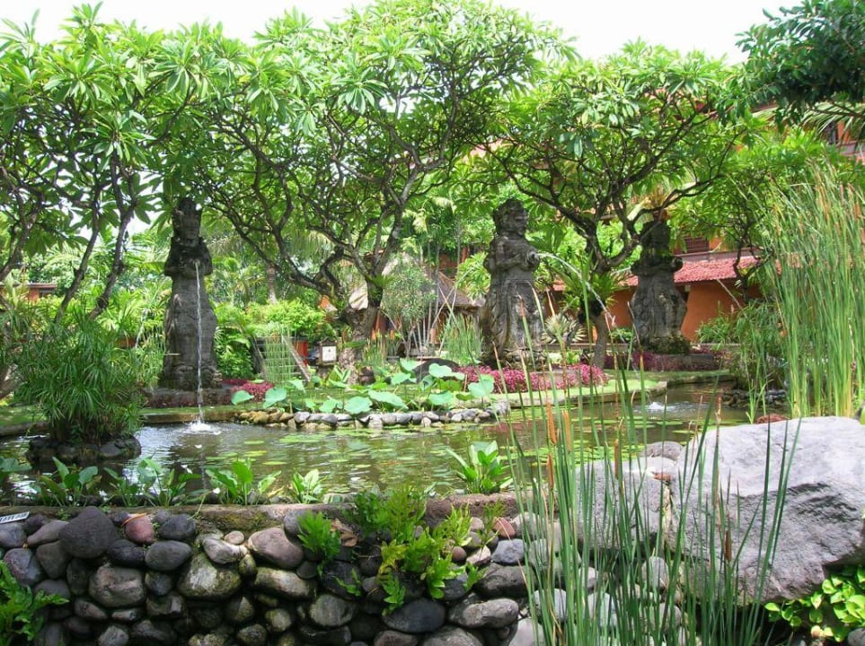 Ogród w hotelu Sol by Melia Benoa Bali