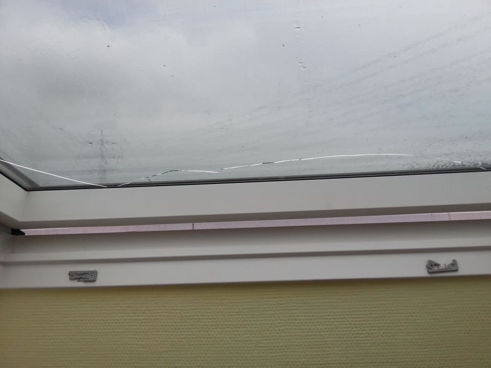 Gebrochenes Glas Dachfenster Gästehaus am Wasserpark