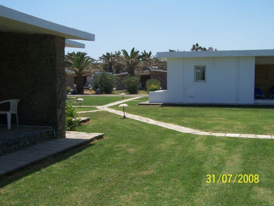zwischen den Bungalows in Strandnähe Civitel Creta Beach