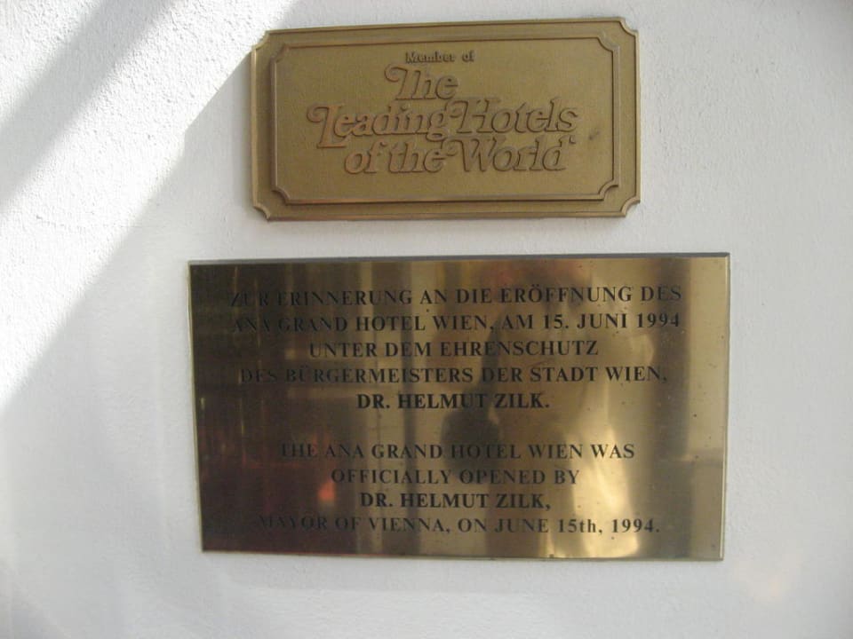 Schilder am Eingang zum Hotel Grand Hotel Wien