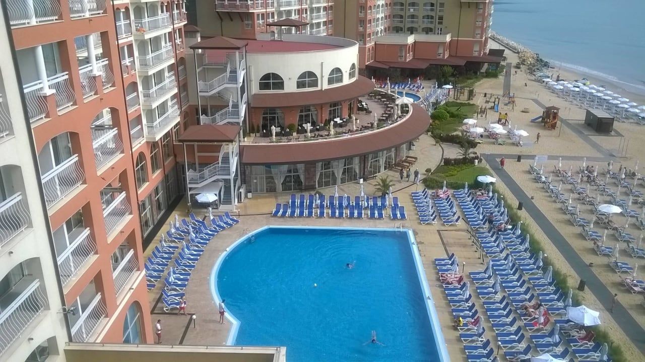 Hotel i basen - widok z pokoju Sol Luna Bay