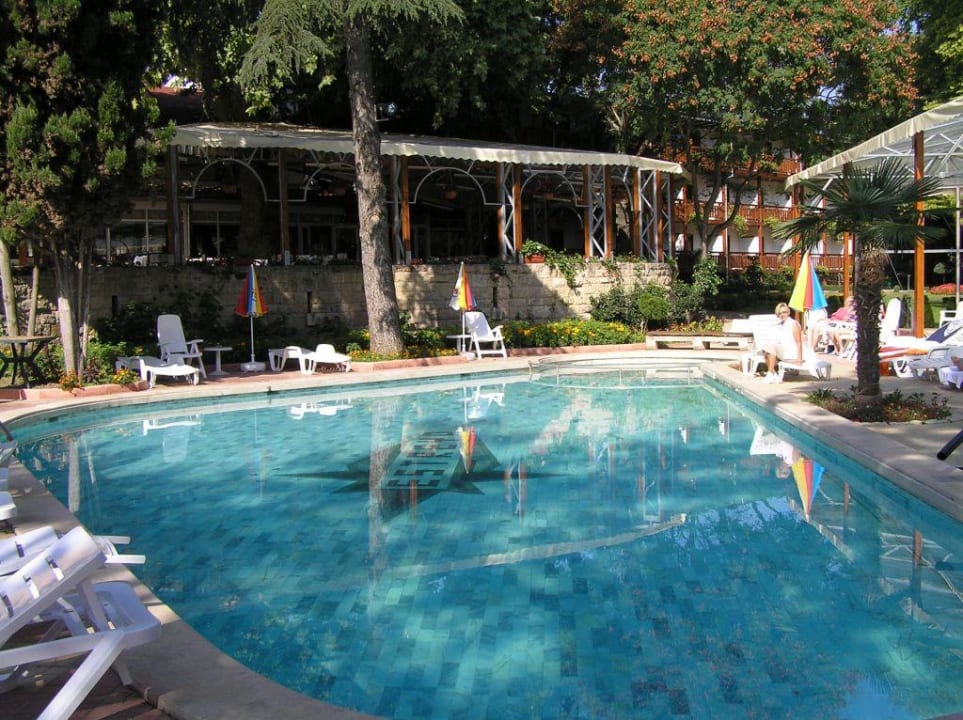 Pool und Hotelterrasse Hotel Estreya Palace