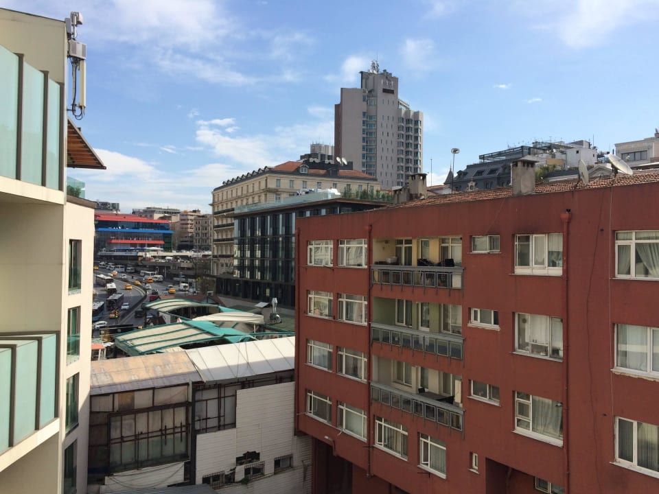 Seitlich aus dem 6. Stockwerk zur Hauptstraße Radisson Blu Hotel Istanbul Pera