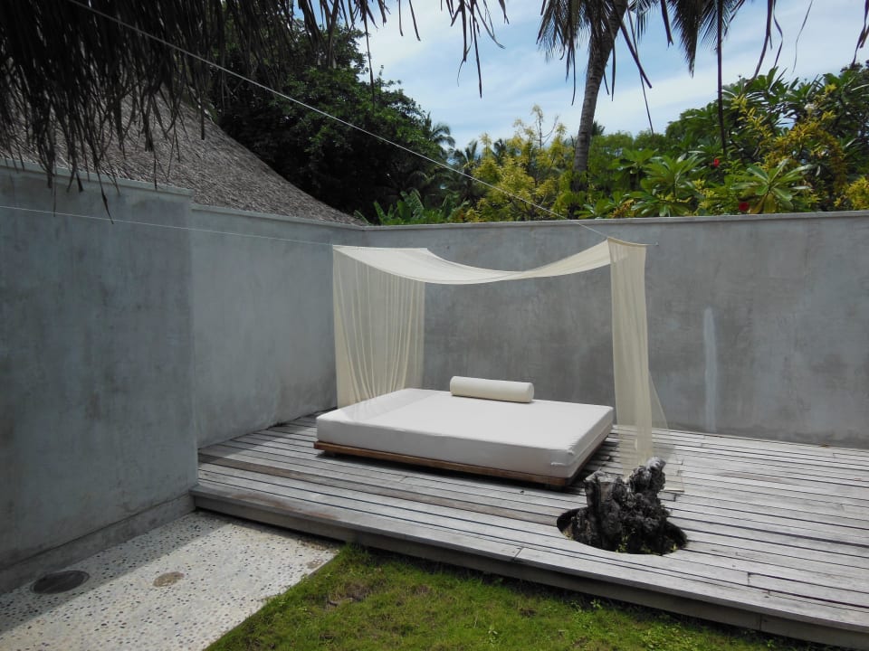 Tagesbett im privaten Garten Kuramathi Maldives