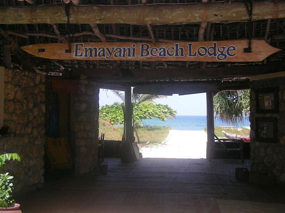 Eingangsbereich Zentralgebäude Emayani Beach Lodge