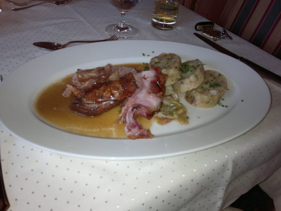 Urhaxe auf Rhabarber-Weinkraut mit Serviettenknöde Platzlhof - Mein Hotel im Zillertal