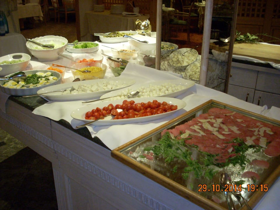 Buntes Salatbuffet und einige Vorspeisen  Hotel Burggräflerhof