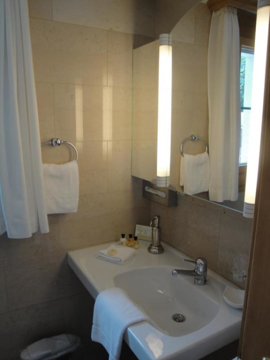 Bad des Standard-Doppelzimmers Hotel Vereina