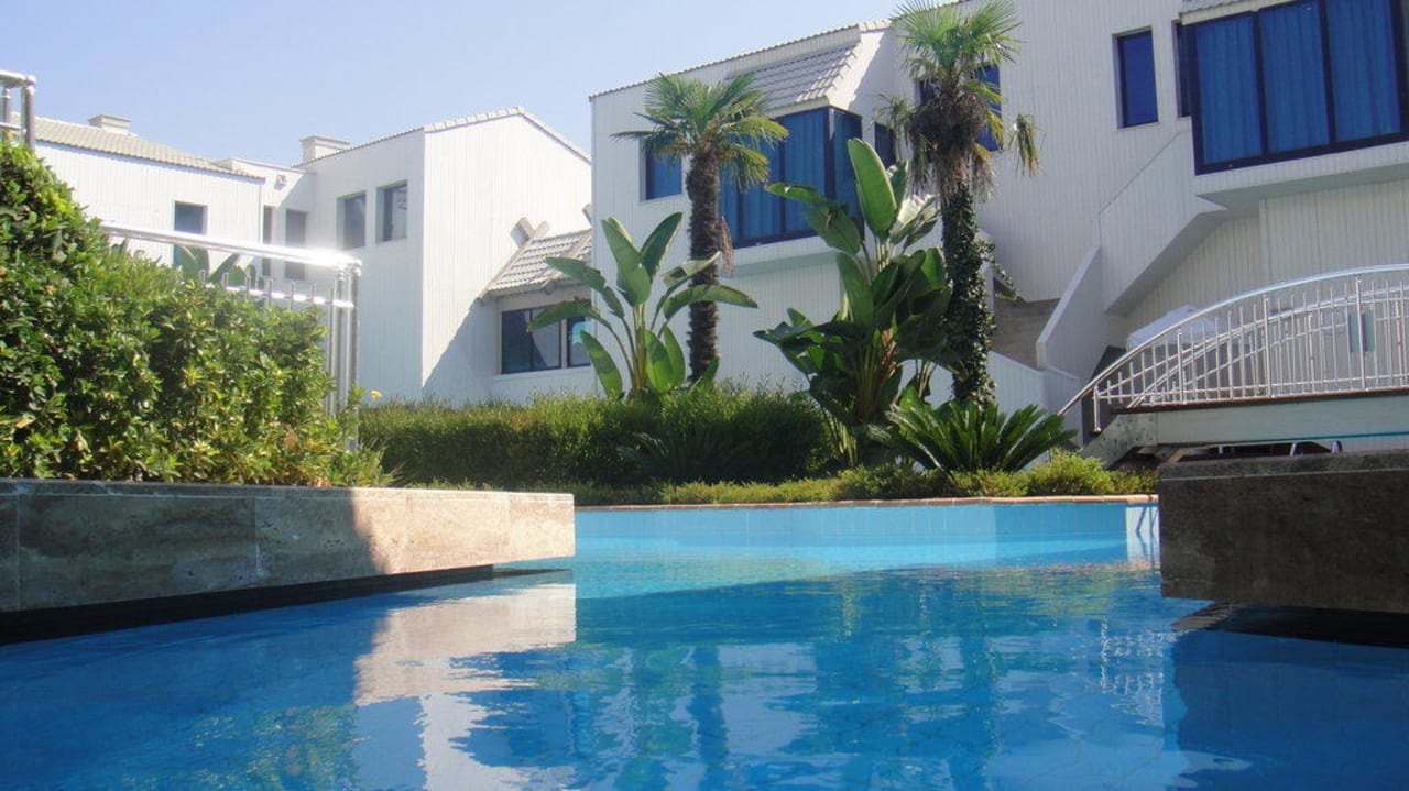 Neverending pool Susesi Luxury Resort