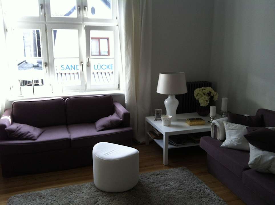 Wohnzimmer mit Fenster zur Friedrichstraße Appartement Die Schlosserei