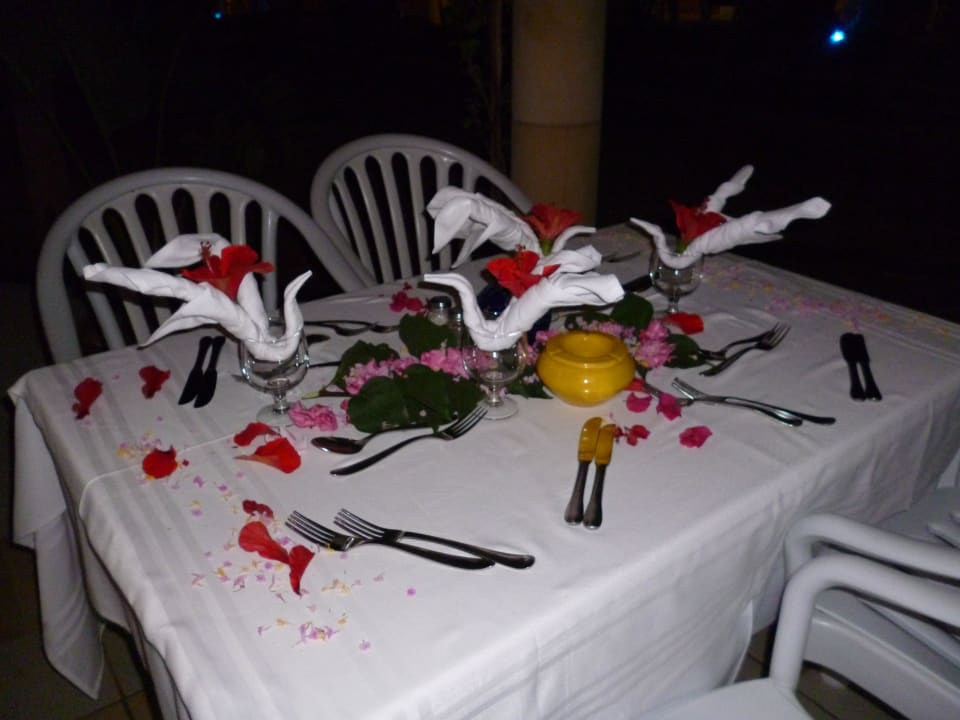 Toll dekorierter Tisch am letzten Abend Iberostar Waves Averroes