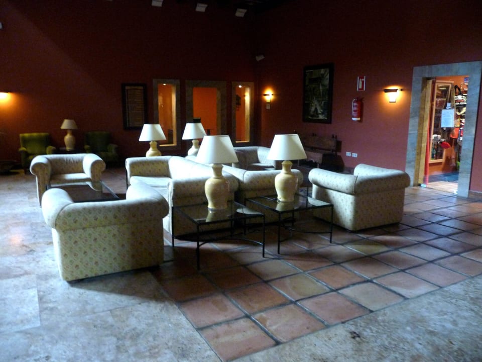 Aufenthaltsraum vor der Bar und dem Speisesaal Fuerte Conil-Resort