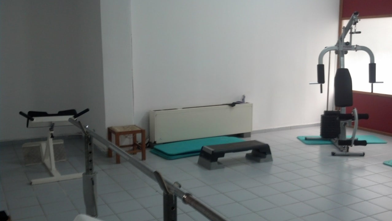 Trister Fitnessraum im Keller Grecotel Casa Paradiso