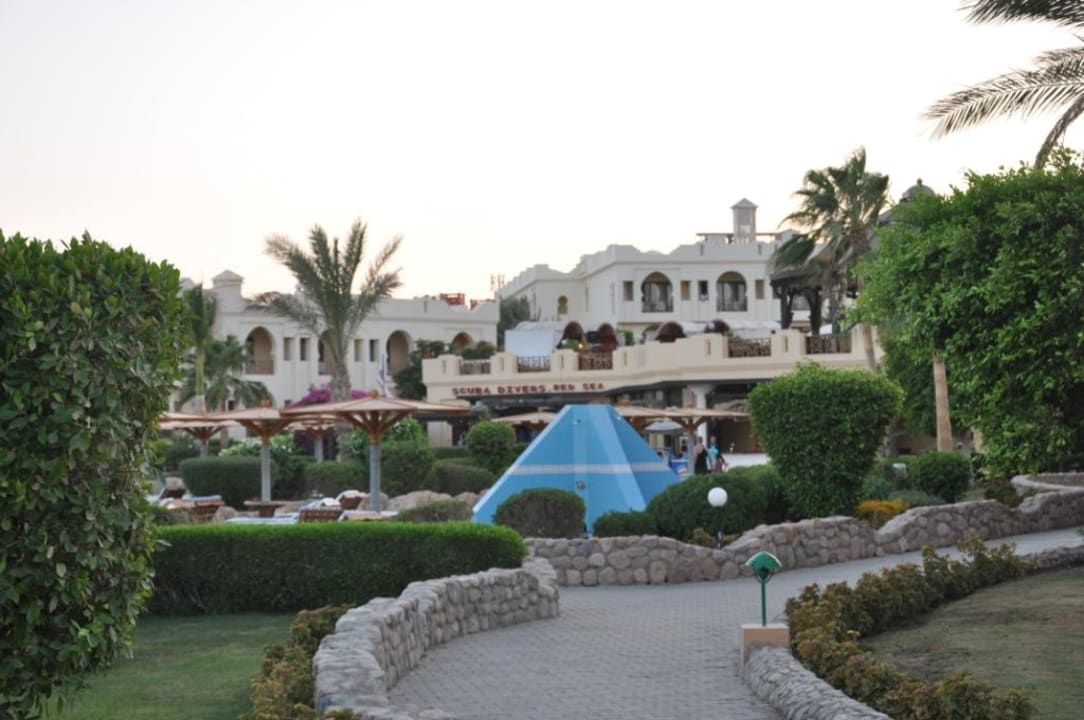 Basen, prysznice, ogród Charmillion Club Resort