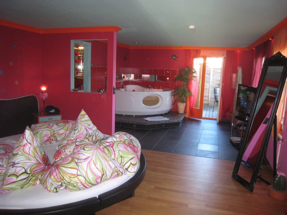 Vom Essbereich zum Rundbett und der Wirlpoolwanne Zeit & Traum  Hotel