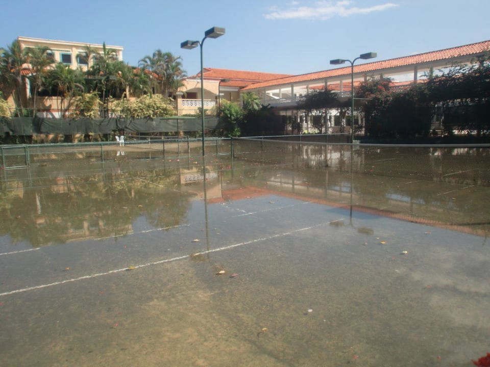 Überfluteter Tennisplatz Emotions by Hodelpa Puerto Plata