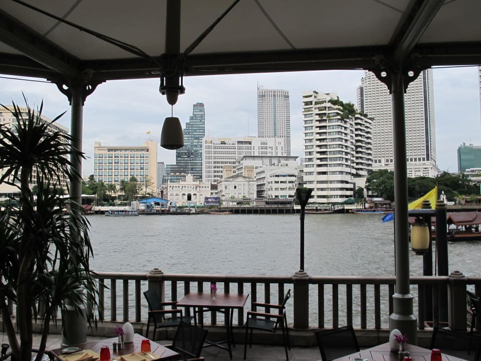 Blick von der Terrasse auf den Chao Phraya Hotel The Peninsula Bangkok