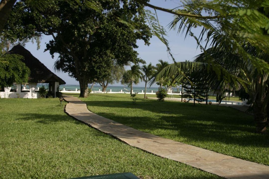 Blick durch die Anlage zum Indischen Ozean Hotel Karibuni Rafiki Beach Resort