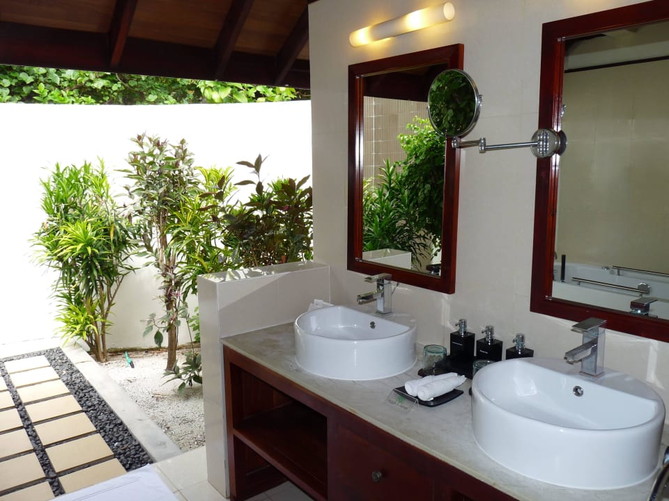 Bad Teilansicht ROBINSON MALDIVES