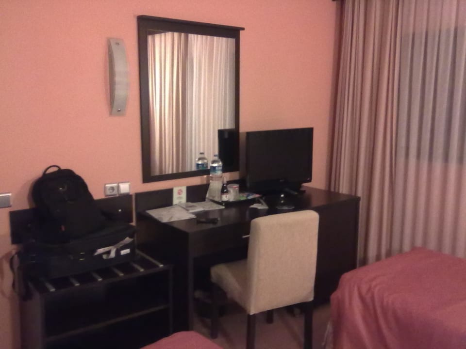 Kühlschrank, Schreibtisch, TV, Kofferablage Hotel Mim Inter