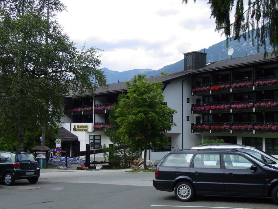 Parkplatzseite Riessersee Hotel