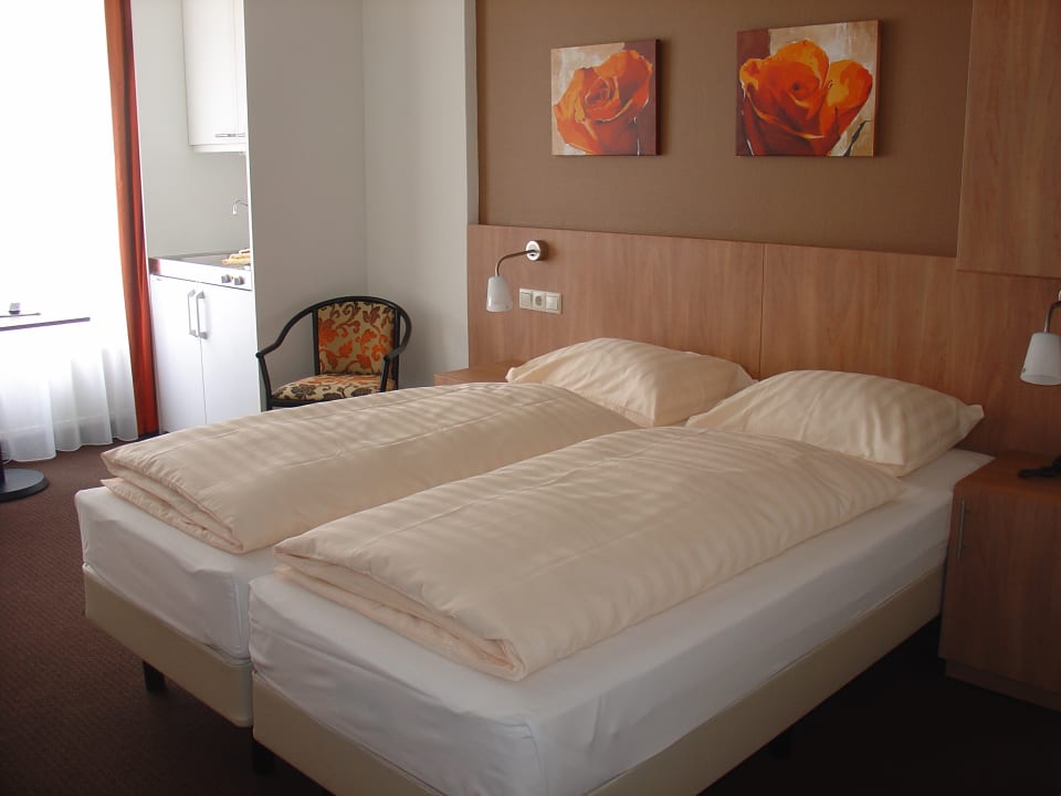 Zimmer Sleeping by Van Beelen