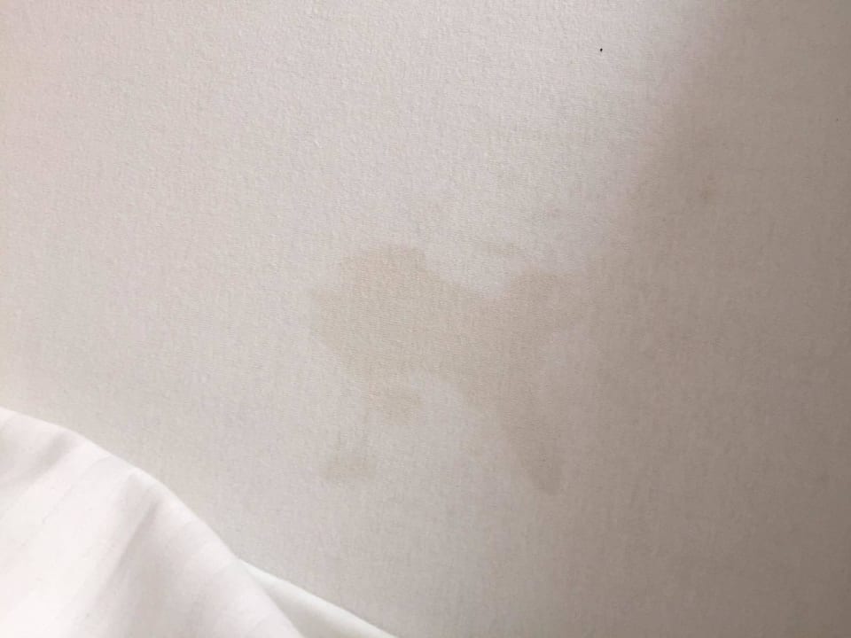 Urinflecken am Laken ist auch eine nette Begrüßung Jugendhotel Austria