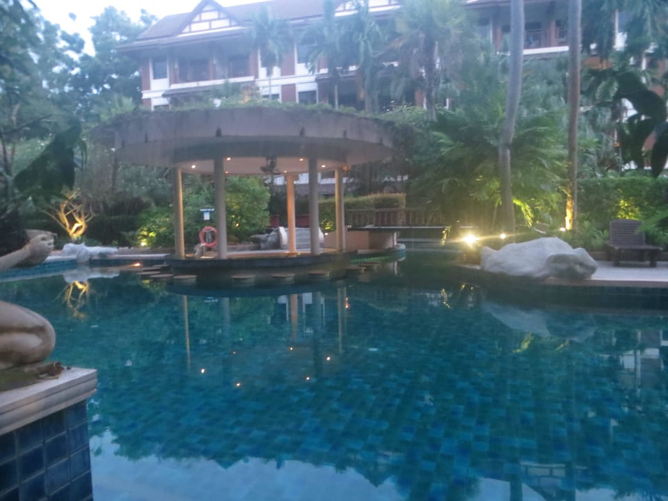 Poolblick im Regen Kata Palm Resort & Spa