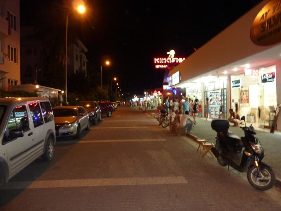 Einkaufsstrasse vor dem Hotel Side Bay Hotel