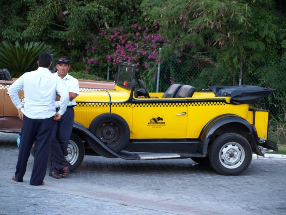 Oldtimer Taxis vorm Hoteleingang Paradisus Varadero Resort & Spa
