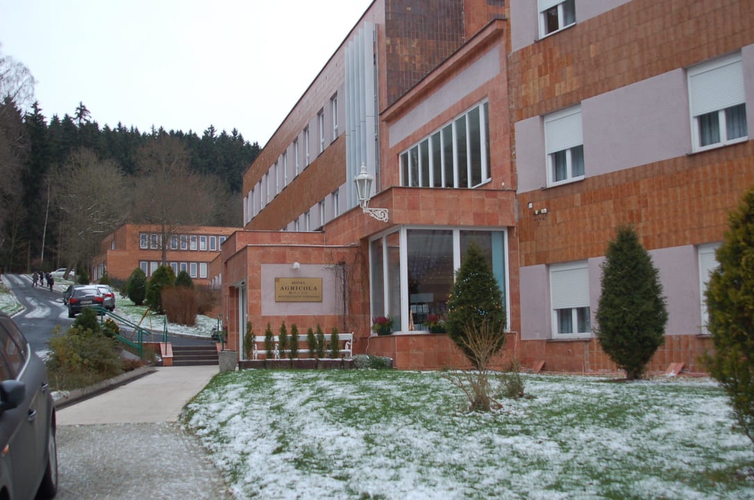 Eingang bei Neuschnee Hotel Agricola